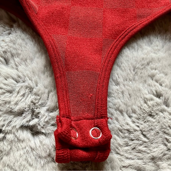 Vintage red sleeveless turtle neck thong bodysuit flattering bodycon style M/L - Picture 3 of 4